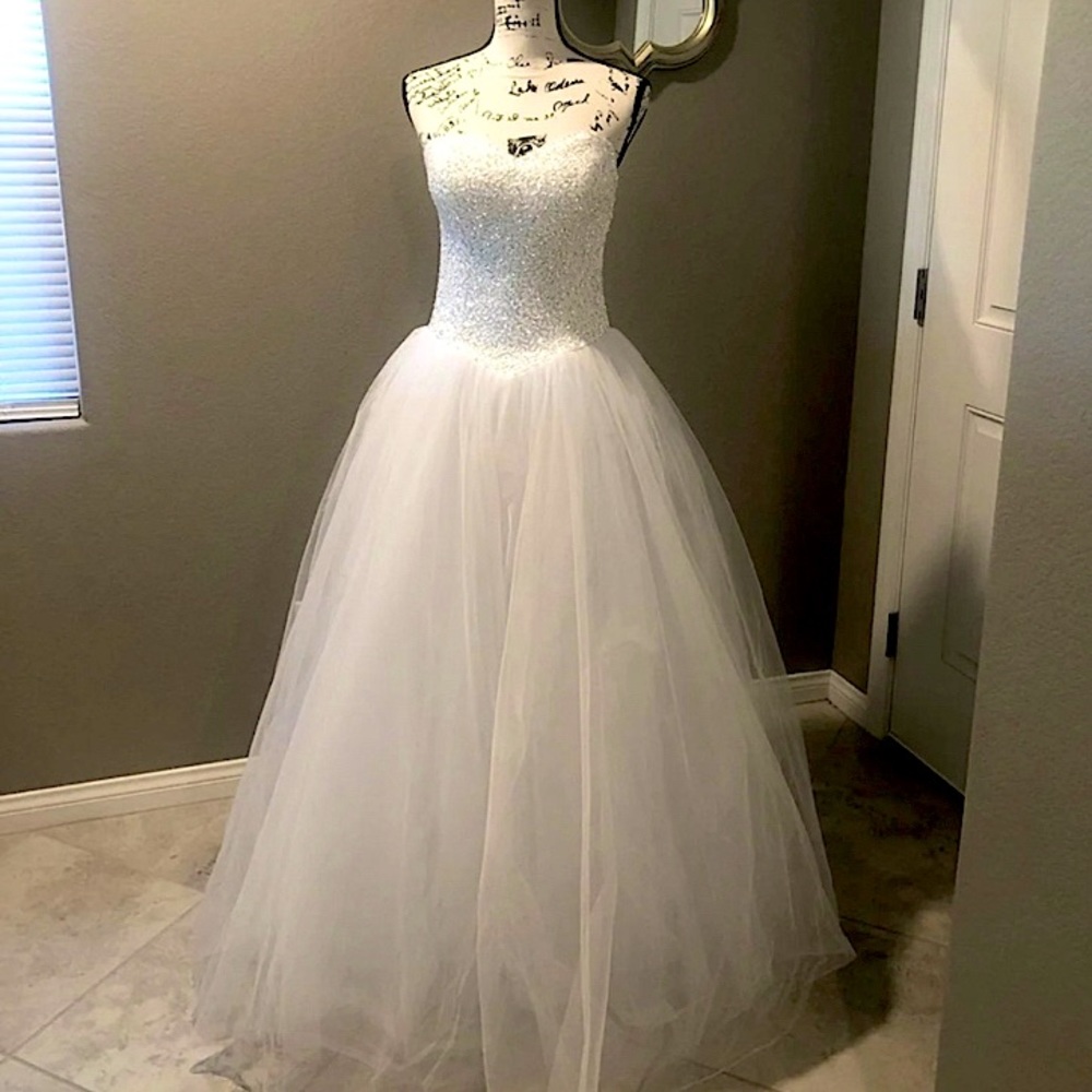 Breathtakingly beautiful strapless wedding gown. NEVER WORN.